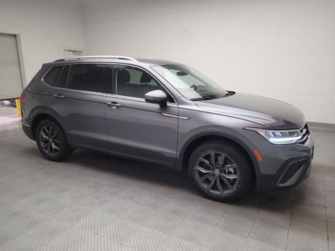 Used 2023 Volkswagen Tiguan SE w/ Panoramic Sunroof Package FWD image 11