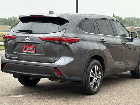 Used 2023 Toyota Highlander XLE FWD image 6