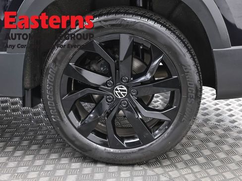 Used 2024 Volkswagen Taos SE image 32