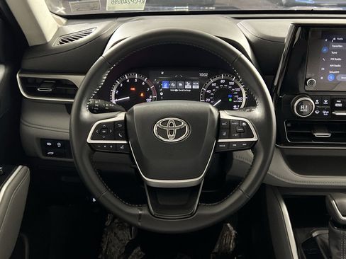 Used 2024 Toyota Highlander LE image 13