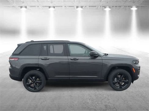 New 2025 Jeep Grand Cherokee Altitude image 9