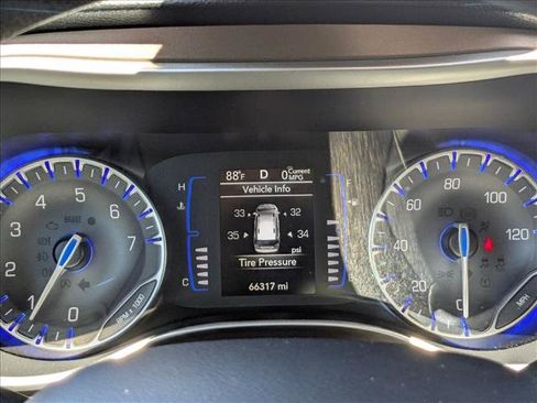 Used 2018 Chrysler Pacifica L FWD image 11