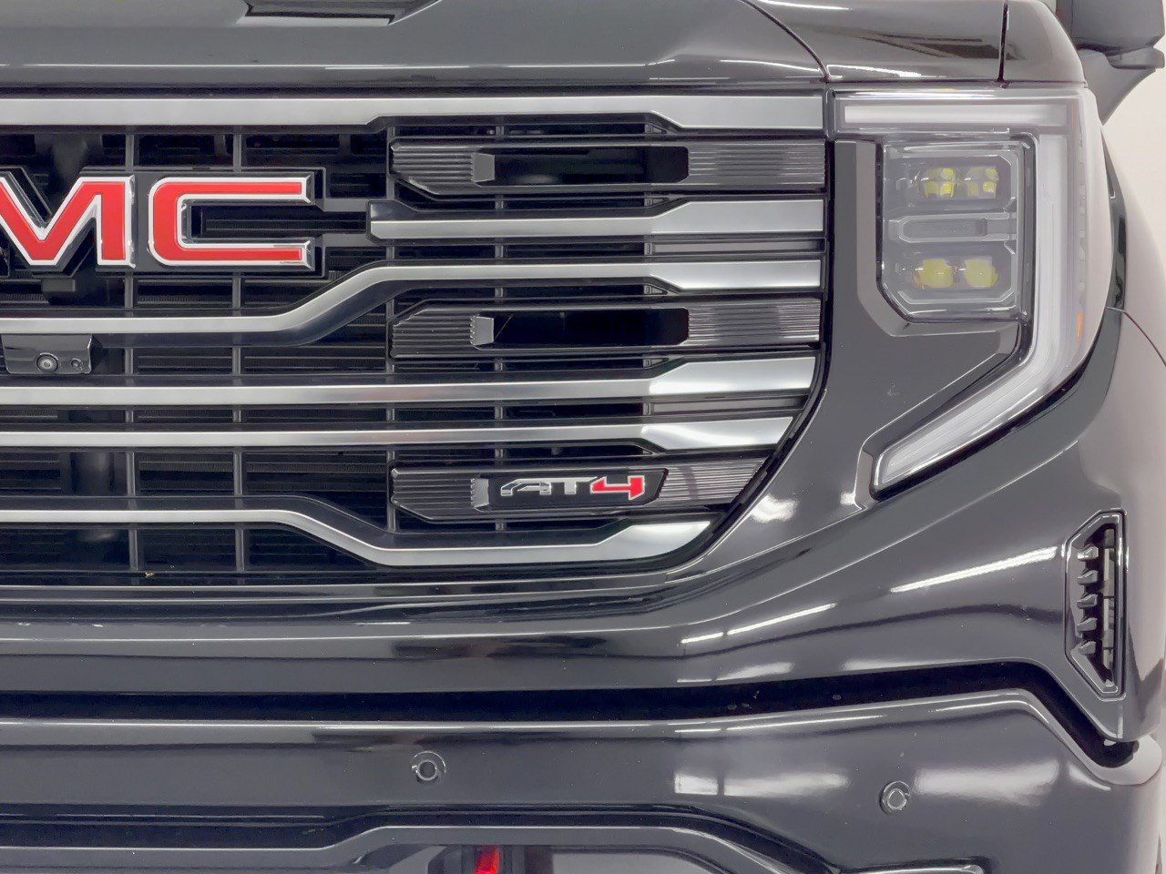 Used 2025 GMC Sierra 1500 AT4 w/ AT4 Premium Package AWD/4WD image 12