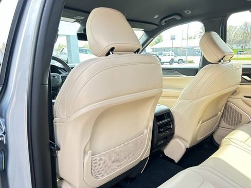 Used 2023 Jeep Grand Cherokee Limited w/ Luxury Tech Group II AWD/4WD image 18