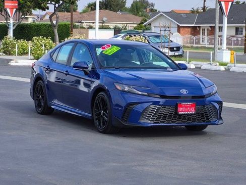 Used 2025 Toyota Camry SE FWD image 3