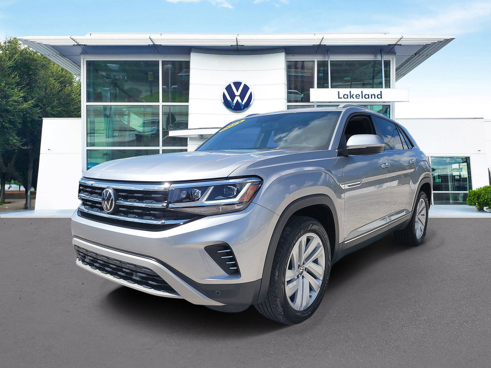 Used 2021 Volkswagen Atlas Cross Sport SE w/ Panoramic Sunroof Package FWD image 2