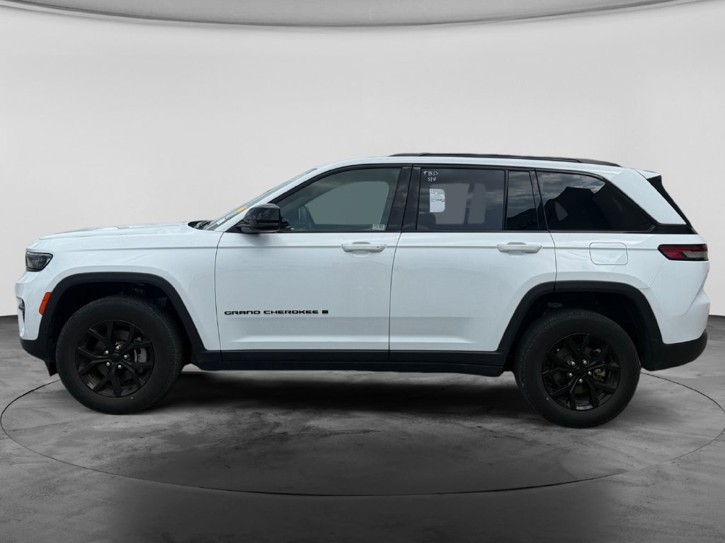Used 2024 Jeep Grand Cherokee Altitude AWD/4WD image 6