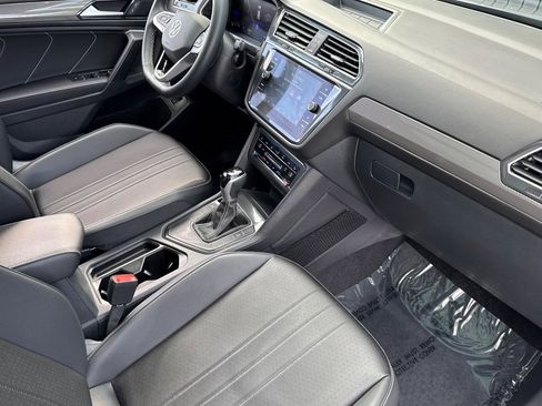 Used 2024 Volkswagen Tiguan SE image 32