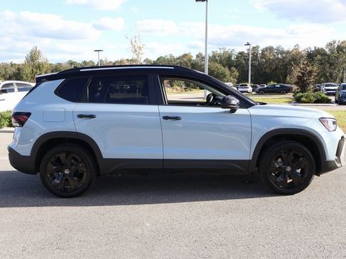 New 2026 Volkswagen Taos SE image 8