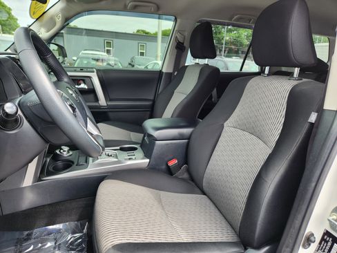 Used 2022 Toyota 4Runner SR5 AWD/4WD image 10