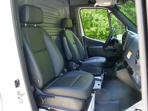 Used 2025 Mercedes-Benz Sprinter 2500 image 28
