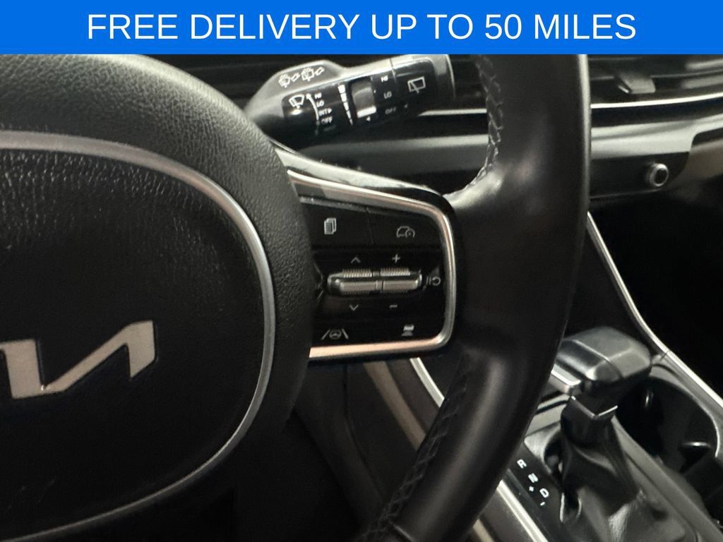 Used 2025 Kia Carnival FWD image 7