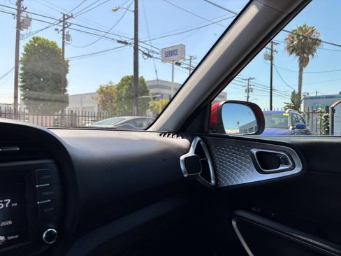 Used 2025 Kia Soul LX w/ LX Technology Package FWD image 35