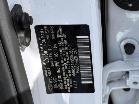 Used 2025 Hyundai Venue SE FWD image 18