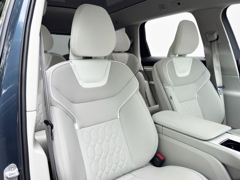 Used 2025 Volvo EX90 Plus AWD/4WD image 36