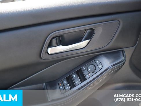 Used 2025 Nissan Rogue SV image 16