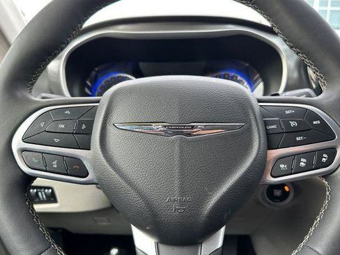 Certified 2024 Chrysler Pacifica Touring-L FWD image 24