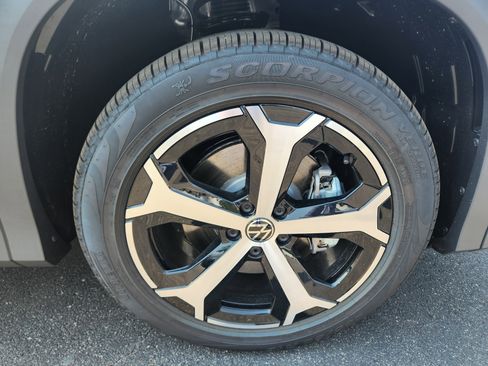 New 2025 Volkswagen Tiguan SE AWD/4WD image 28