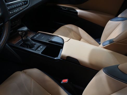 Used 2022 Lexus ES 300h Ultra Luxury w/ Accessory Package 2 FWD image 33