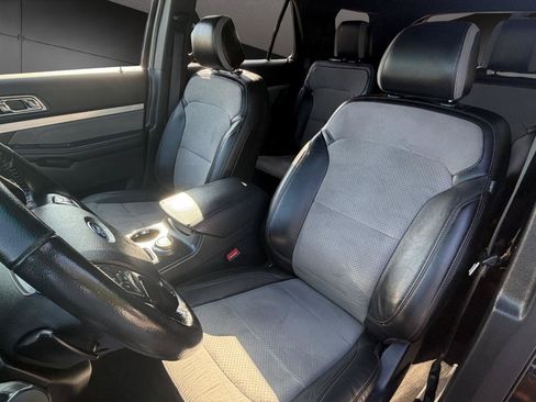 Used 2017 Ford Explorer XLT w/ Equipment Group 202A AWD/4WD image 9
