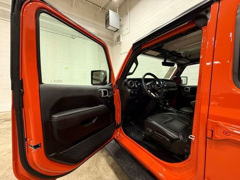 Used 2023 Jeep Wrangler Unlimited Sahara AWD/4WD image 26
