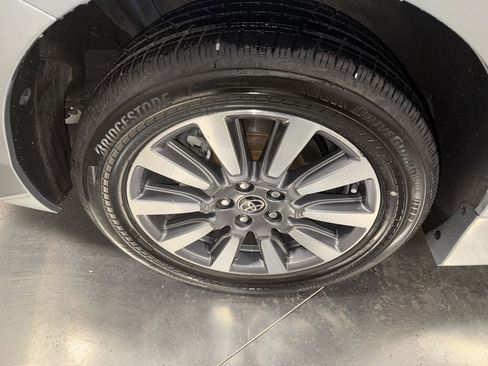 Used 2020 Toyota Sienna Limited image 13