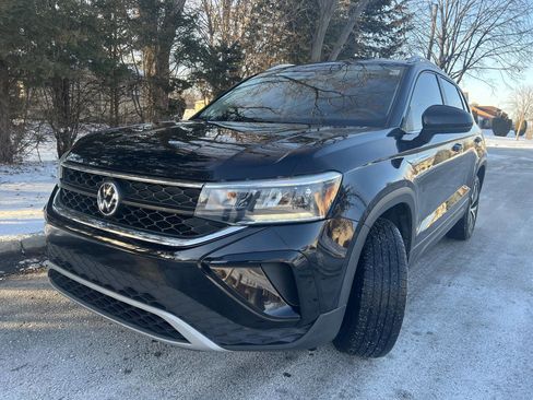 Used 2022 Volkswagen Taos SE image 3