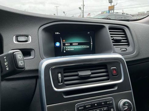 Used 2016 Volvo V60 T5 Premier image 15