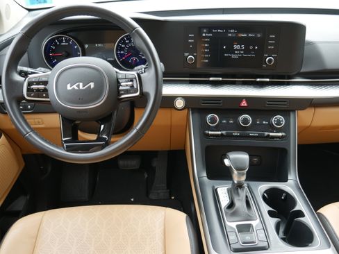 Used 2024 Kia Carnival LX FWD image 17