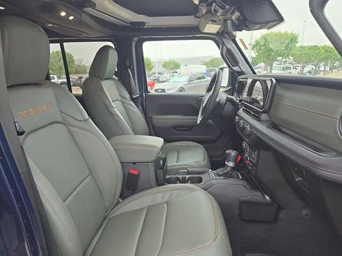 Used 2025 Jeep Gladiator Mojave AWD/4WD image 11