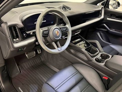 Certified 2024 Porsche Cayenne Coupe image 4