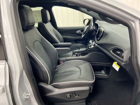 New 2026 Chrysler Pacifica Limited FWD image 23