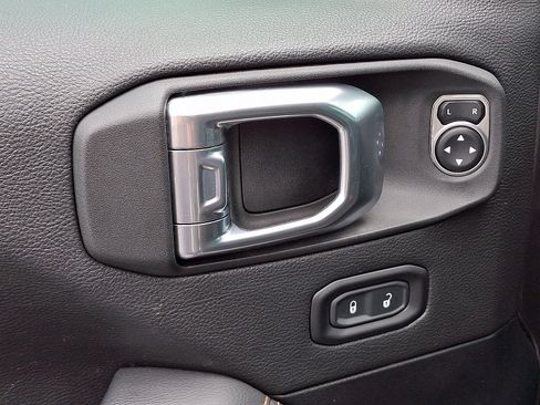 Used 2021 Jeep Wrangler Unlimited Sahara AWD/4WD image 12