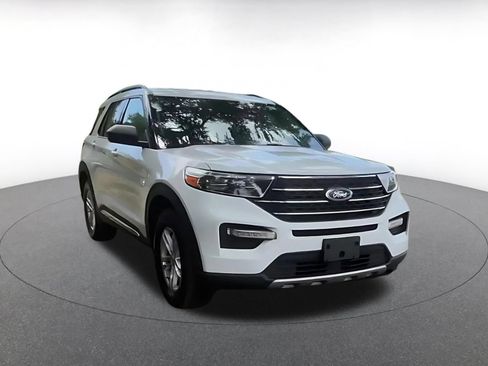 Used 2023 Ford Explorer XLT w/ Equipment Group 202A AWD/4WD image 2