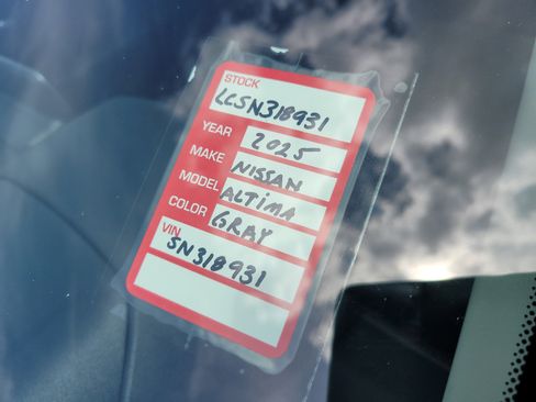 Used 2025 Nissan Altima 2.5 SV image 10