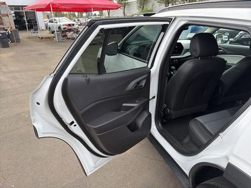Used 2025 Chevrolet Trax LT FWD image 25