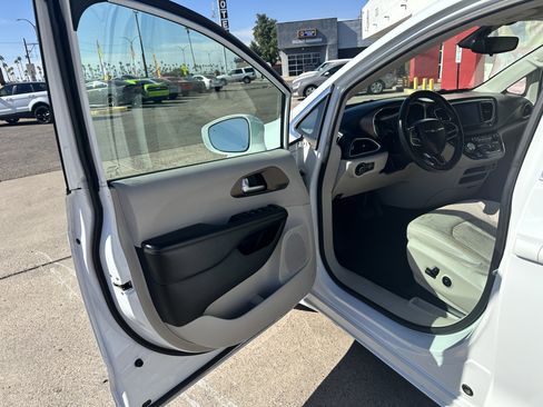 Used 2018 Chrysler Pacifica Touring-L image 9