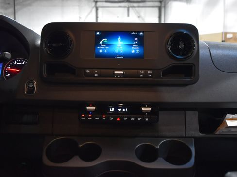 Used 2023 Mercedes-Benz Sprinter 2500 image 22