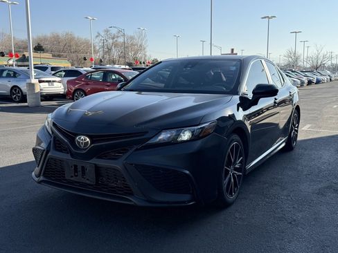 Used 2021 Toyota Camry SE image 3