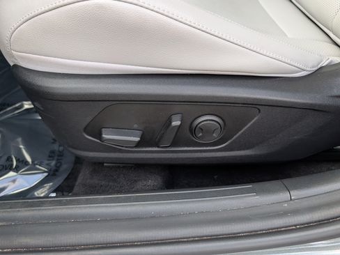 Used 2025 Hyundai Elantra Limited FWD image 11