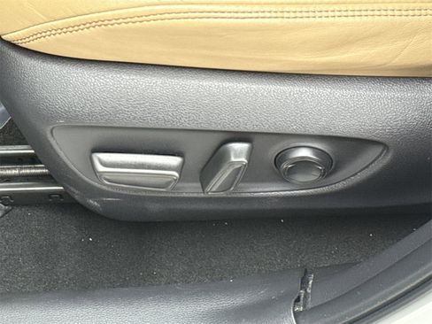 Used 2019 Toyota RAV4 Limited image 17