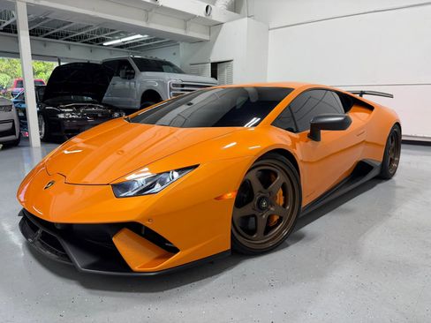 Used 2018 Lamborghini Huracan Performante AWD/4WD image 2