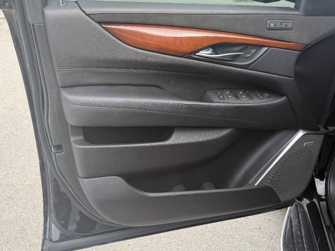 Used 2018 Cadillac Escalade 2WD image 16