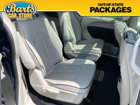 Used 2020 Chrysler Pacifica Limited w/ Advanced Safetytec Group FWD image 16