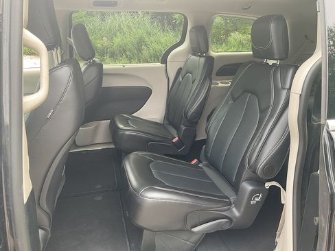 Used 2024 Chrysler Pacifica Touring-L FWD image 9
