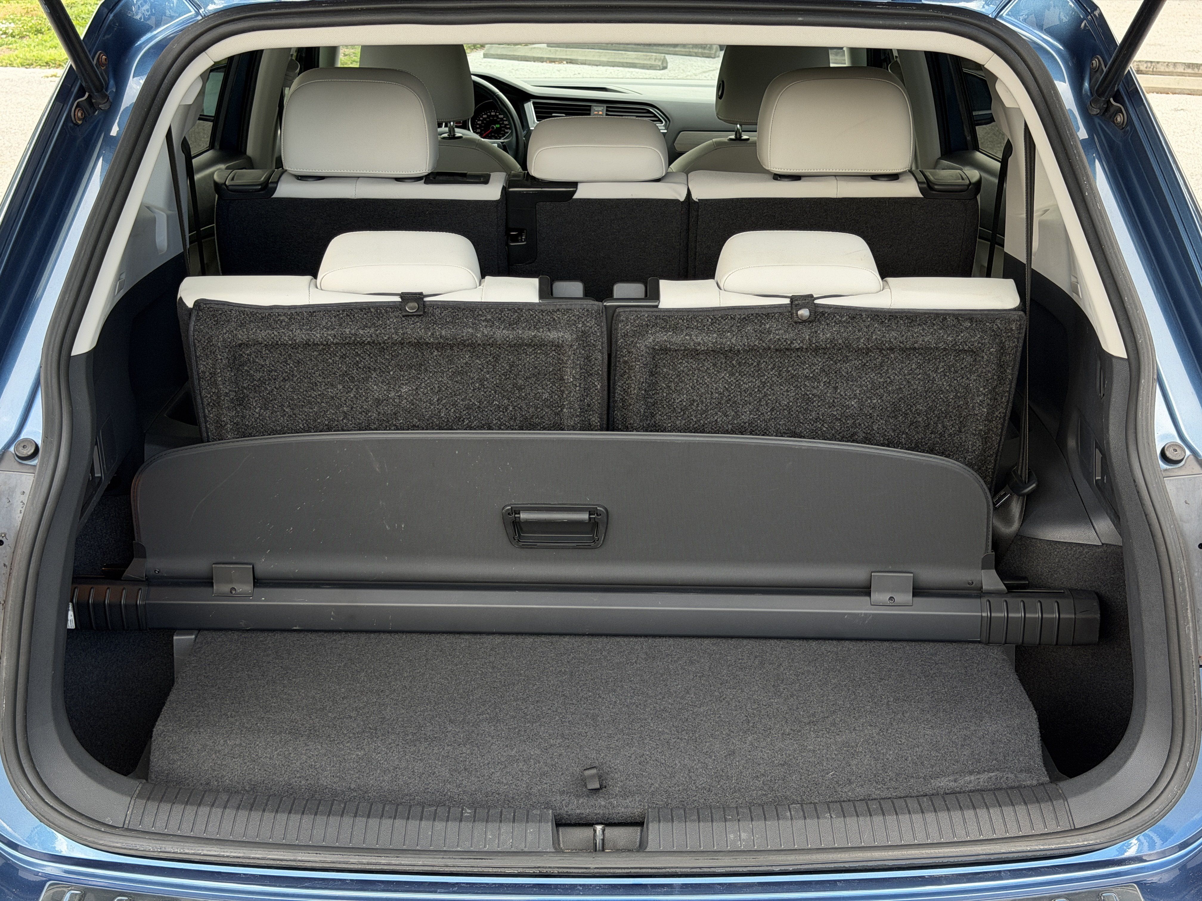 Used 2019 Volkswagen Tiguan SE w/ Panoramic Sunroof Package FWD image 11