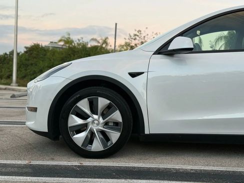 Used 2020 Tesla Model Y Long Range image 15