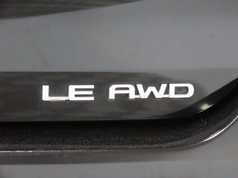 Used 2024 Toyota Highlander LE AWD/4WD image 6