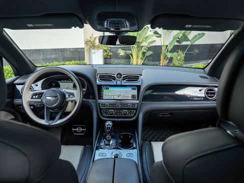 Used 2023 Bentley Bentayga Extended Wheelbase image 4