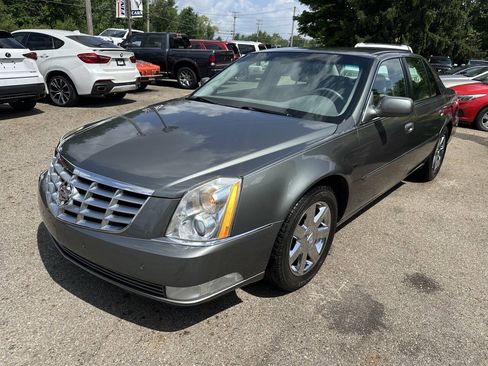 Used 2006 Cadillac DTS w/ Trunk Convenience Package FWD image 2